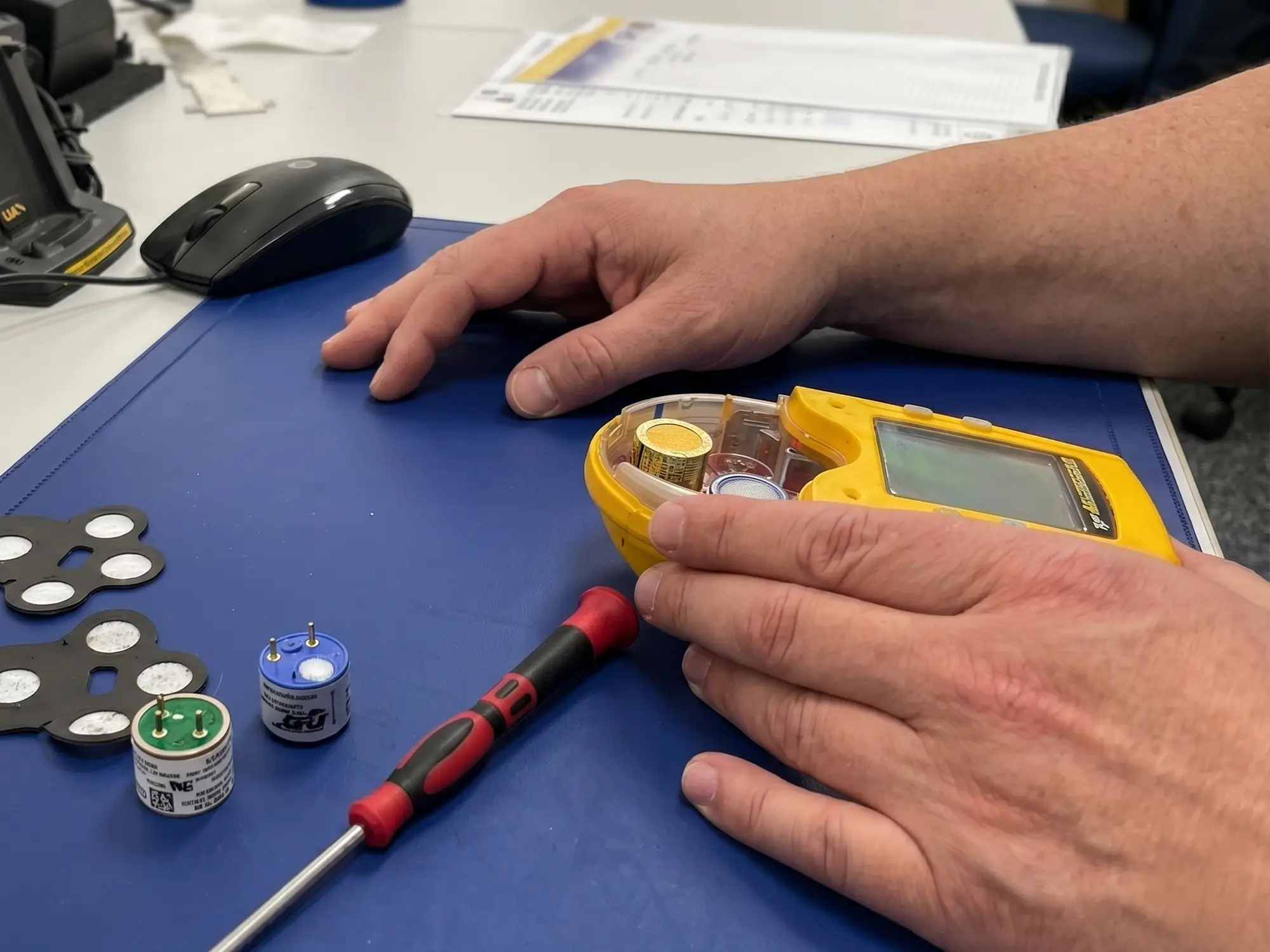 Techniker misst elektronische Schaltung mit Multimeter – praxisnahe Elektronik Schulung und technische Weiterbildung
