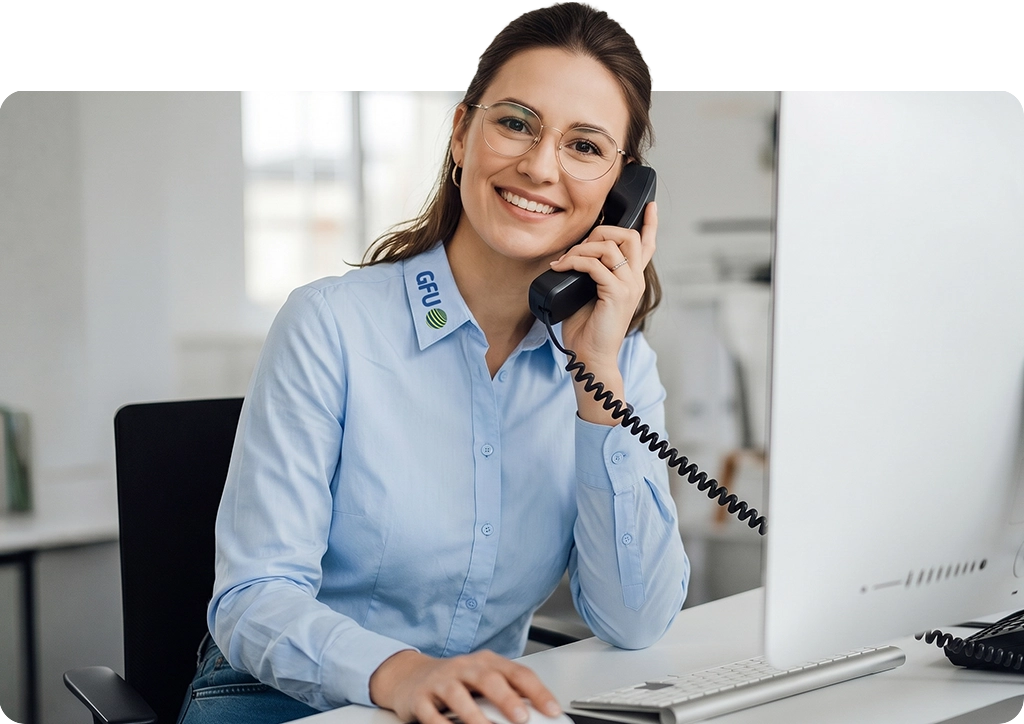 GFU Schulungsberatung Mitarbeiterin am Telefon – Beratung zu IT Schulungen, Weiterbildung, Seminaren und Kursen im Büro
